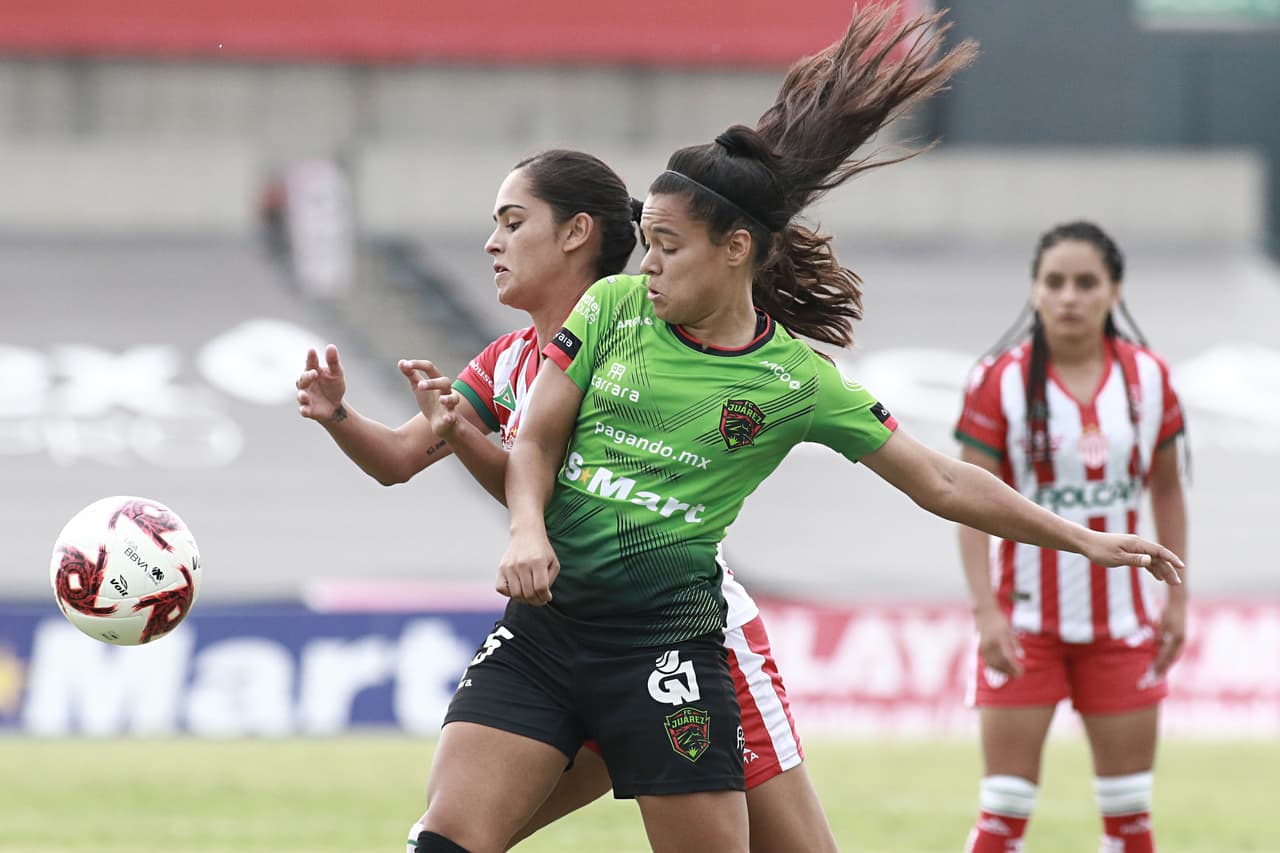 Jésica Vázquez de Juarez luchando por el esférico.