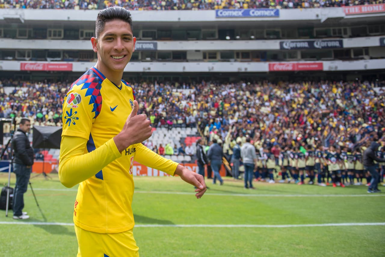 Edson Alvarez tiene apenas 21 años de edad, pero en su breve trayectoria ha logrado ir escalando peldaños de manera acelerada, tanto es así que ya tiene las maletas hechas para emprender el viaje que lo llevará a enfundarse en la camiseta del Ajax de Ámsterdam en la Eredivise de Holanda.