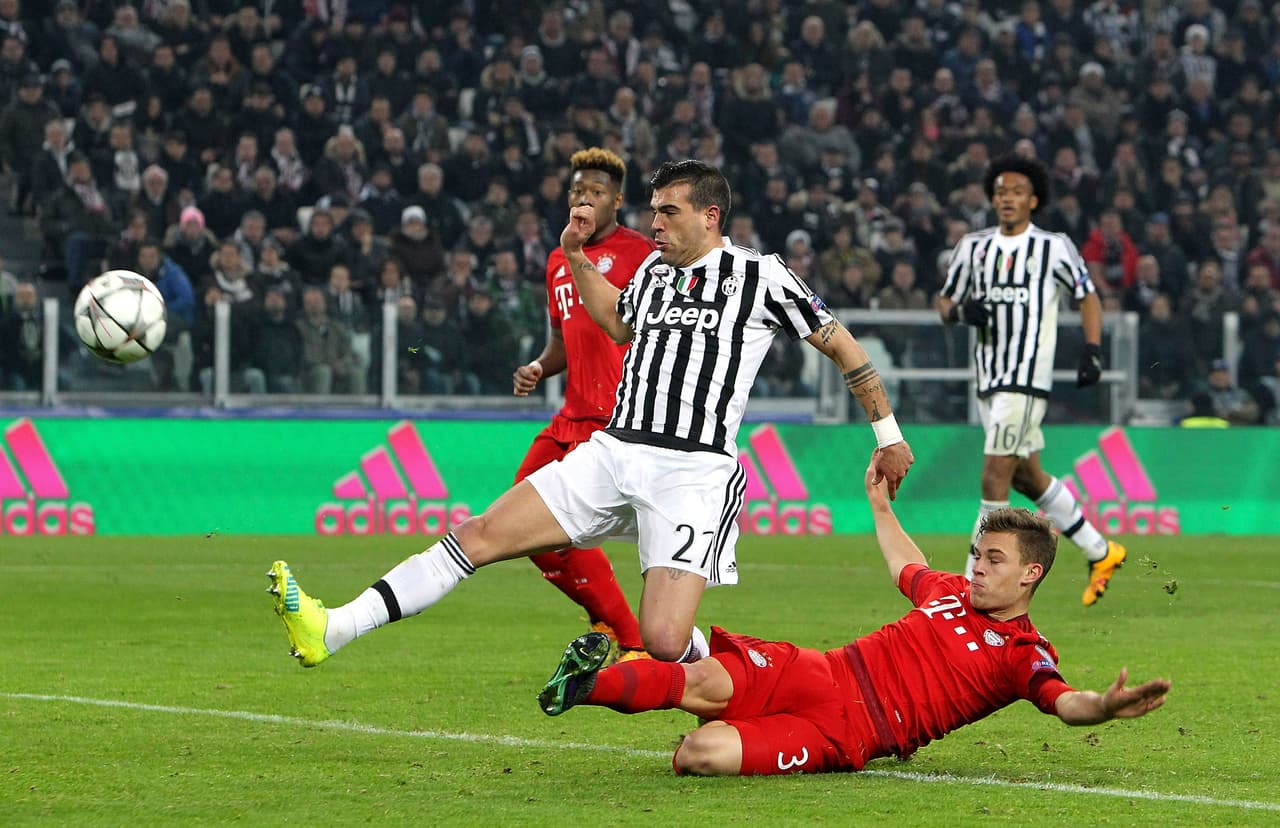 Y posteriormente con una llegada a profundidad de Morata que centró para que Stefano Sturaro firmara la igualada venciendo a Neuer con un disparo con dirección al travesaño.