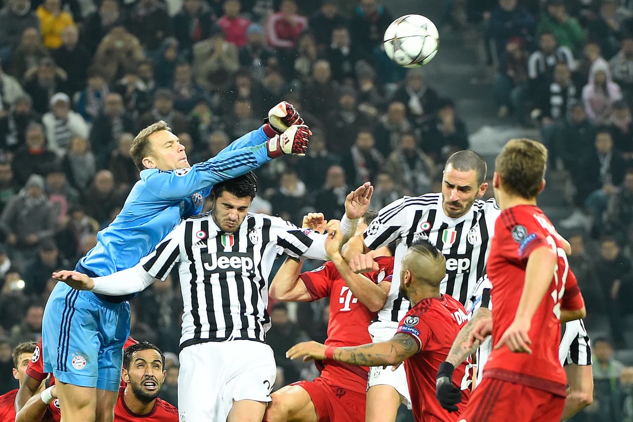 El partido comenzó con un duelo parejero donde italianos y germanos estaban al mismo nivel de fútbol y con intercambio de llegadas en los dos arcos.
