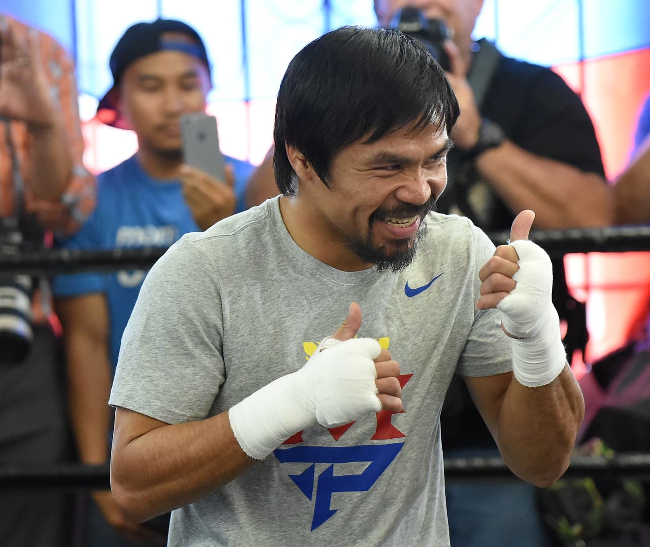 Mientras que Pacquiao tenía un registro de 57 victorias y cinco derrotas.