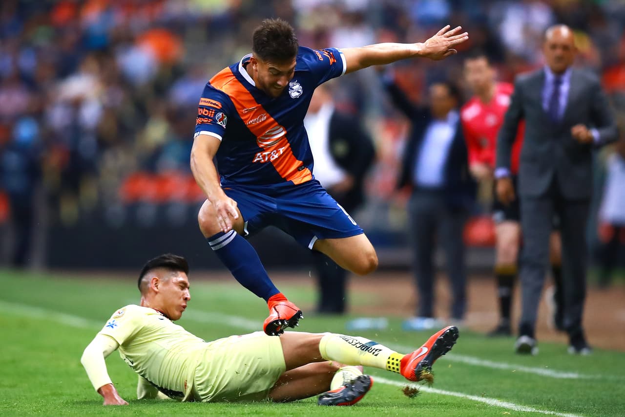 El partido durante la primera mitad fue muy intenso en todos los sectores del campo.
