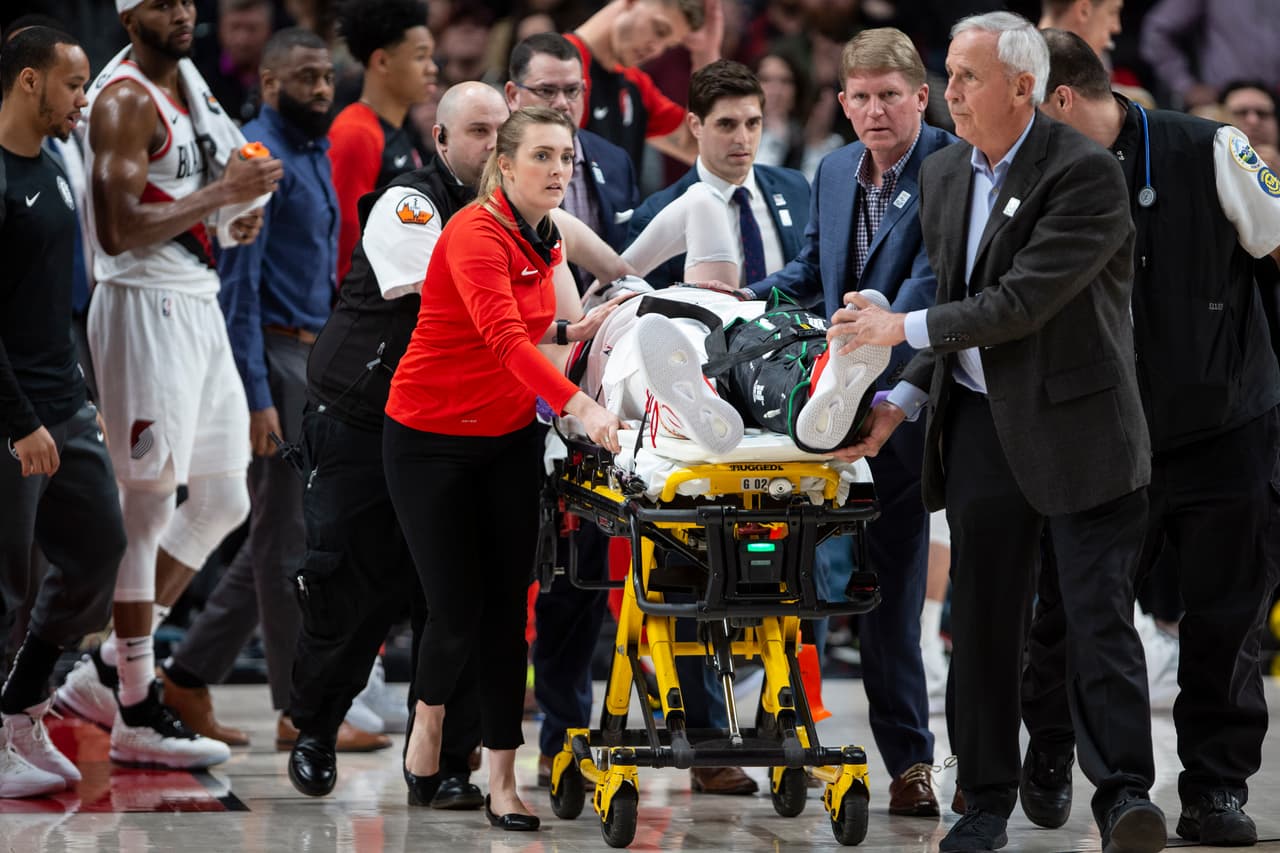 En la noche del lunes, en el triunfo de los Portland Trail Blazer ante Brooklyn Nets, el pívot Jusuf Nurkic tuvo que dejar la duela en camilla después de sufrir una impresionante lesión en su pierna izquierda. El jugador bosnio se fracturó la tibia y el peroné, dejando a todos los presentes en el Moda Center impactados.