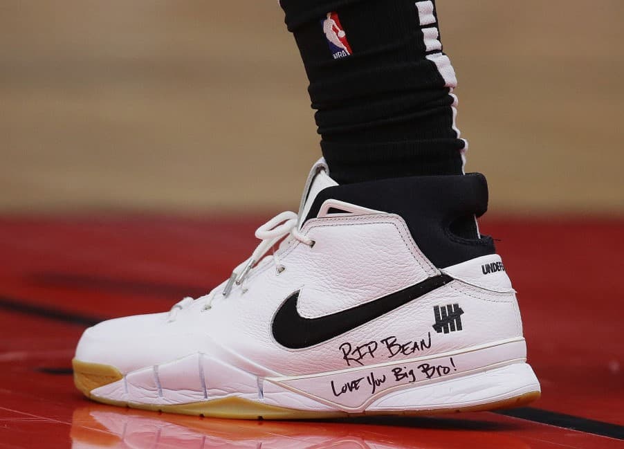 DeMar DeRozan también despide al 24 de los lakers con una leyenda en sus tenis.