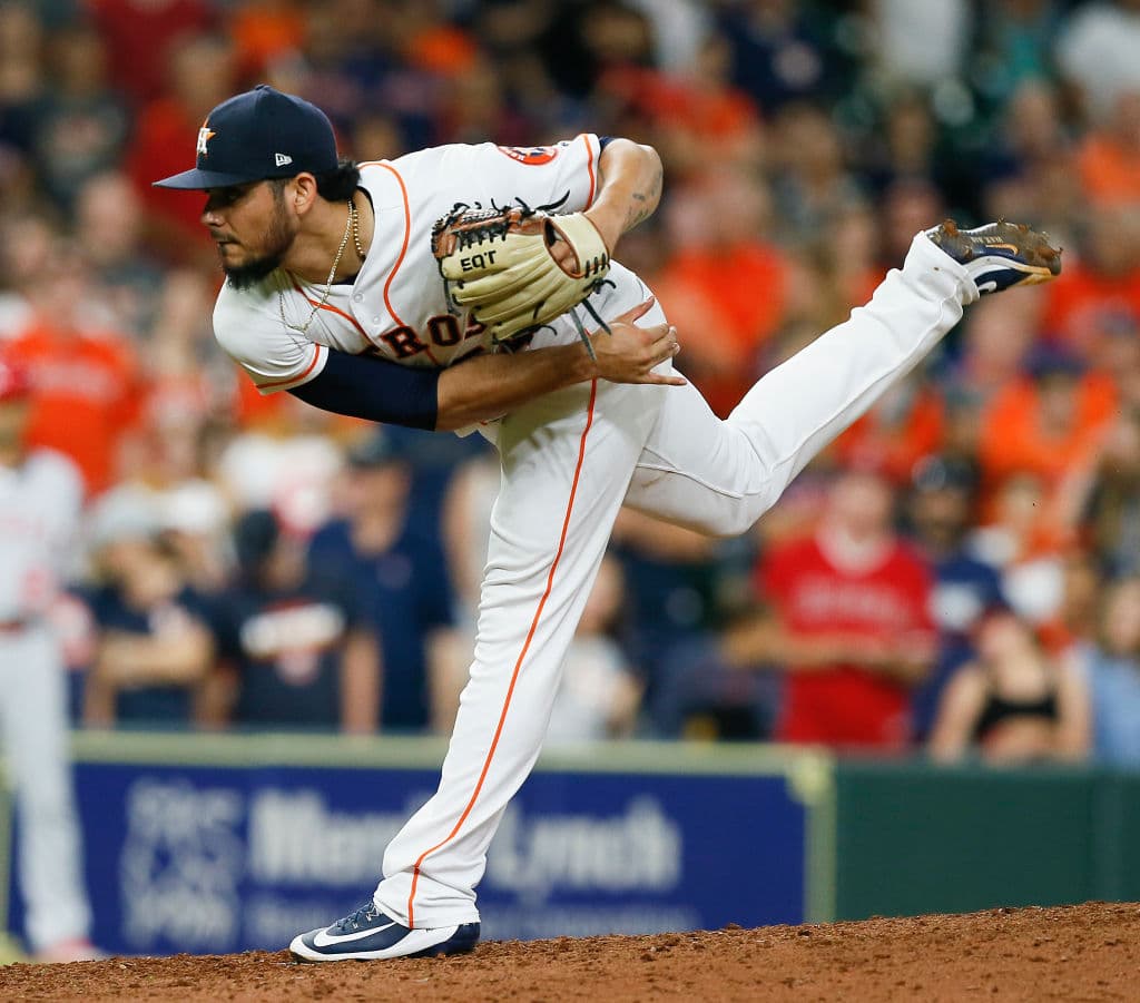 "Quiero agradecer a mi familia, compañeros de equipo y fanáticos por creer en mí.", continuó diciendo en ese comunicado el pitcher de 23 años de edad.