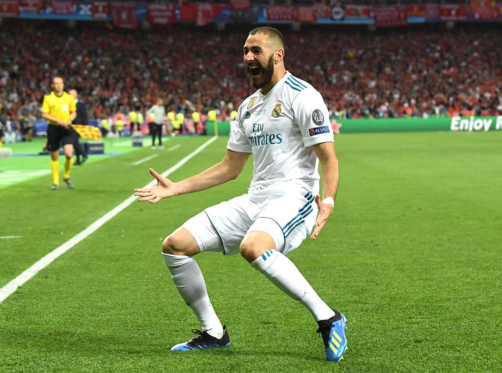 Y cuando el partido estaba más parejo y para cualquiera de los dos, vino lo inesperado: Karim Benzema interceptó un saque del portero Karius para marcar el 1-0 de la manera más inverosímil posible.