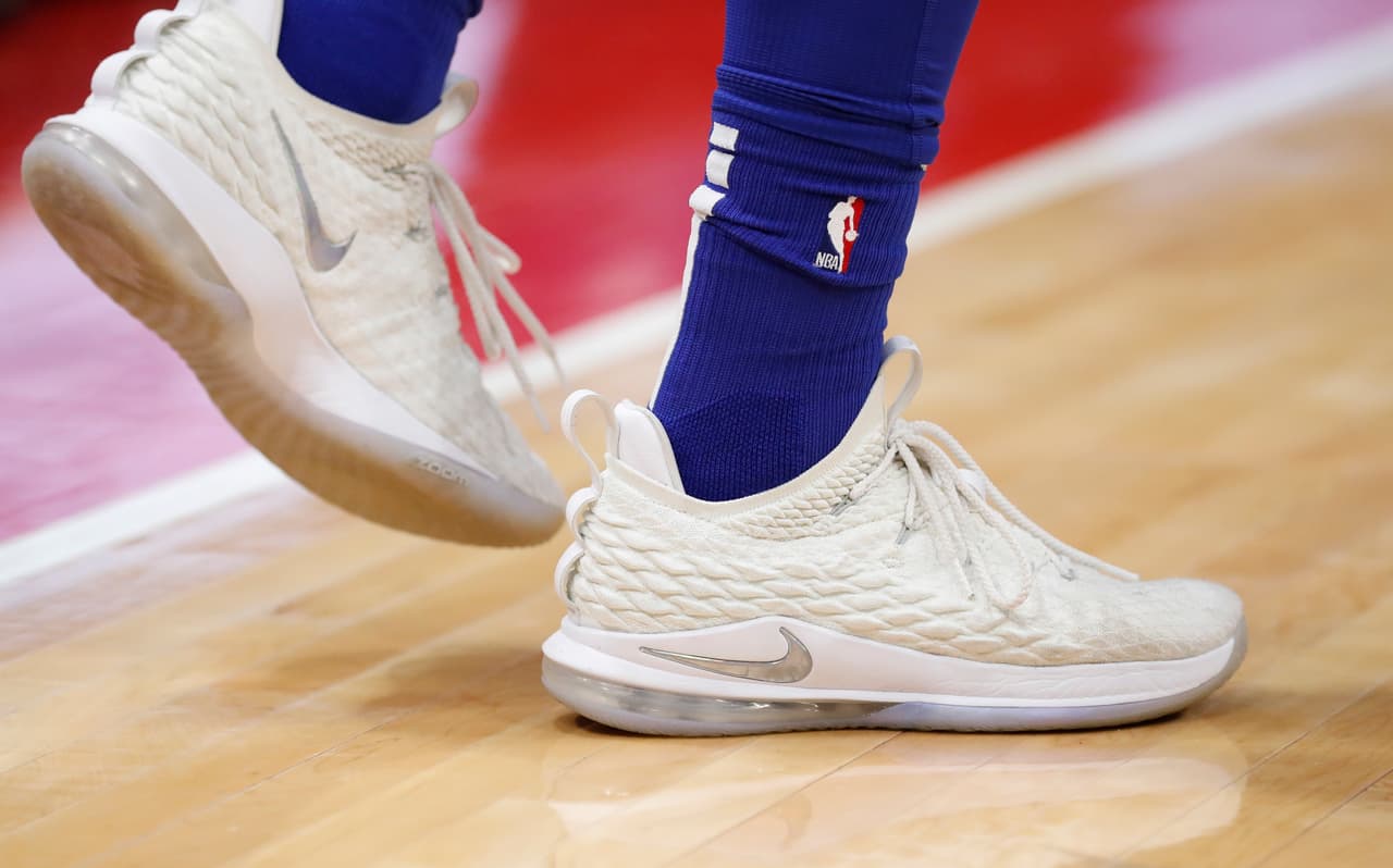 El guardia de los Detroit Pistons Luke Kennard usando unos LeBron Witness III en el partido ante los Brooklyn Nets en Little Caesars Pizza Arena.