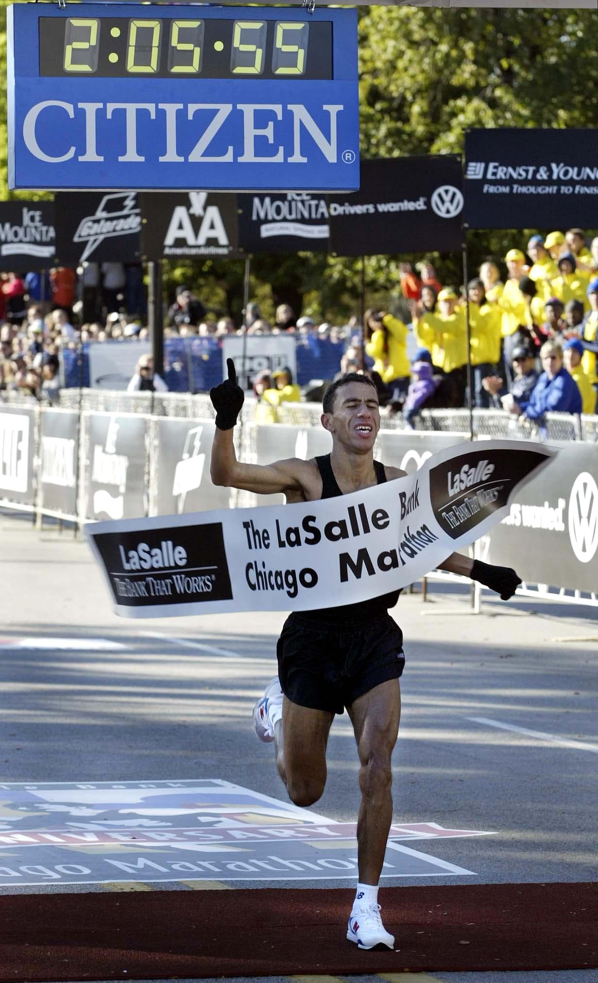 Khalid Khannouchi tiene el récord mundial masculino con 2:05:42. En promedio, el maratón se recorre en 4 horas con 39 minutos.