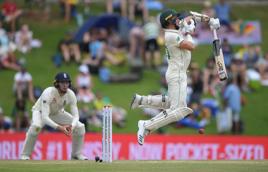 El sudafricano Anrich Nortje batea una pelota en un juego de criquet contra Inglaterra.