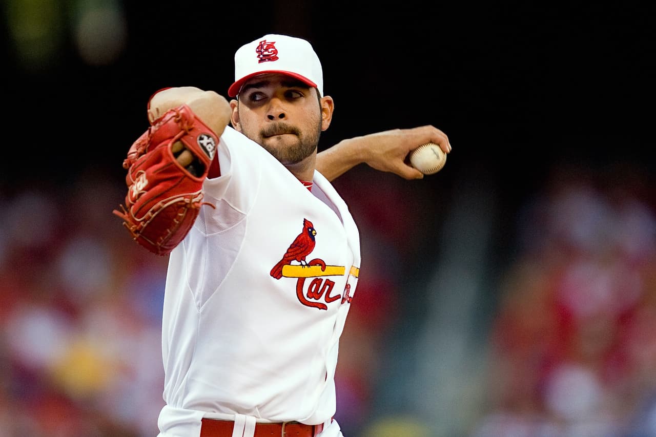 La carrera del serpentinero zurdo, nacido en Reynosa, Tamaulipas, inició en 2008 en las Ligas Mayores con la organización de los St. Louis Cardinals, el equipo con el que más tiempo duró.