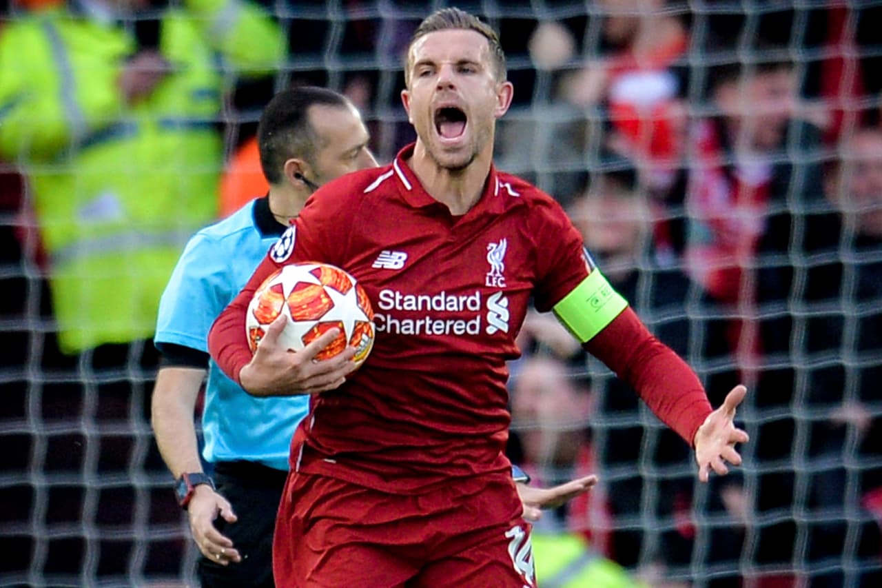 Jordan Henderson del Liverpool, celebra la ventaja de 1-0 de su equipo en el juego correspondiente a las semifinales de la Liga de Campeones de la UEFA, este martes en el estadio Anfield de Liverpool (Reino Unido).