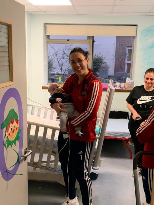 La plantilla Gunner llevó regalos, alegrías y mucha diversión a un grupo de personas del norte de Londres.