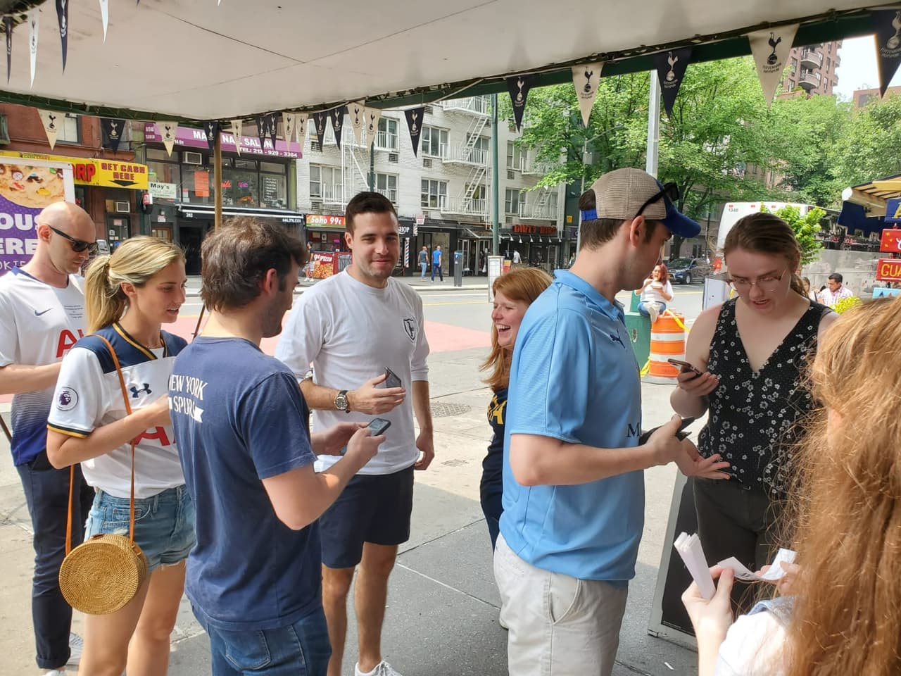 Los fanáticos del Tottenham Hotspur se reunen en Flannery's, el bar oficial de la Peña del club en New York, para disfrutar la Final de la UEFA Champions League.