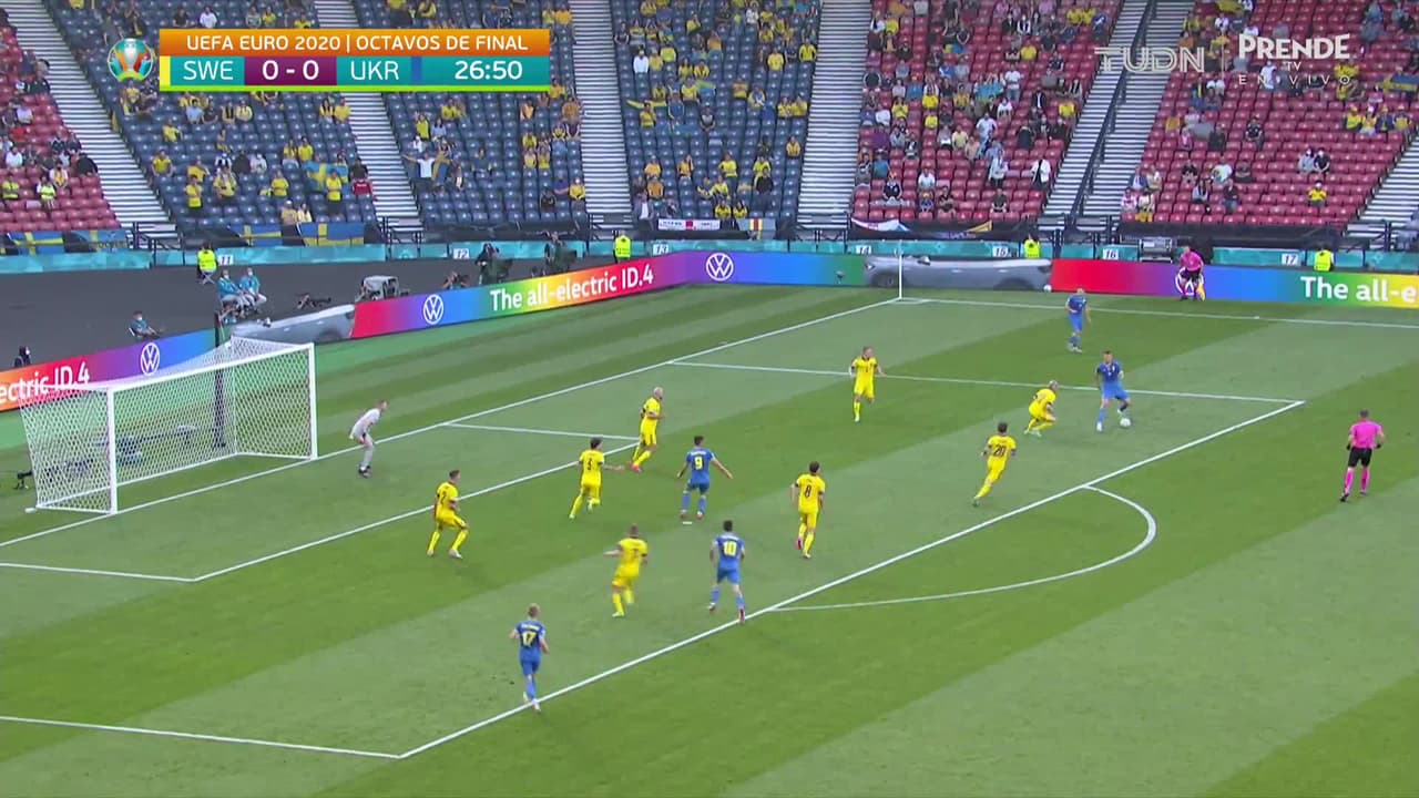 ¡GOL!  anota para Ucrania. Alexander Zinchenko