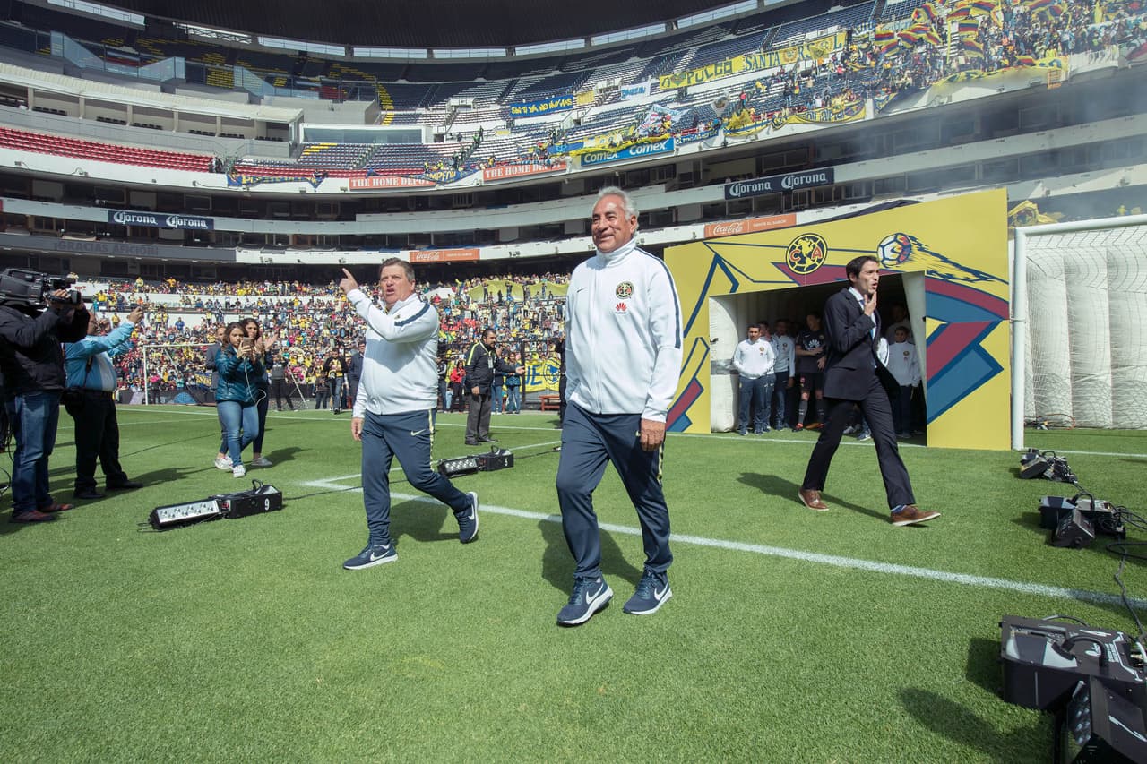 Las Águilas, tanto el equipo varonil y femenil, convivieron con los aficionados y se tomaron la foto oficial con ellos en el Estadio Azteca.