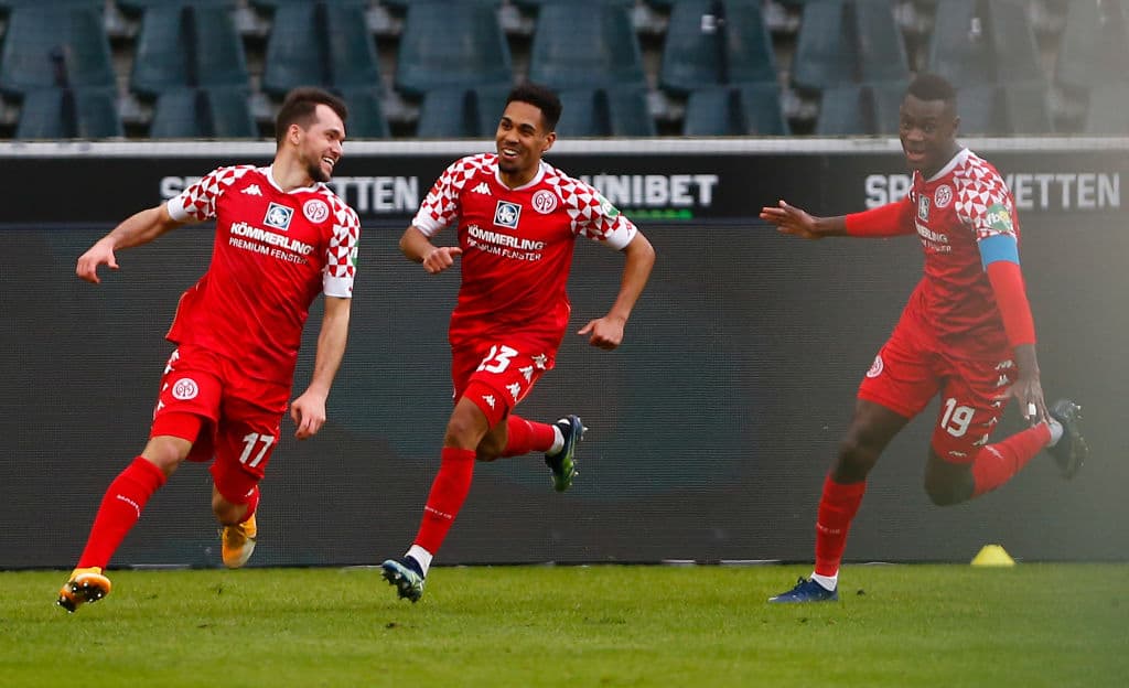 En los últimos minutos, Mainz arrebató el triunfo al Mönchengladbach dejando el marcador 1-2. Mainz llegó a 17 puntos y es penúltimo general; M’Gladbach se quedó con 33.