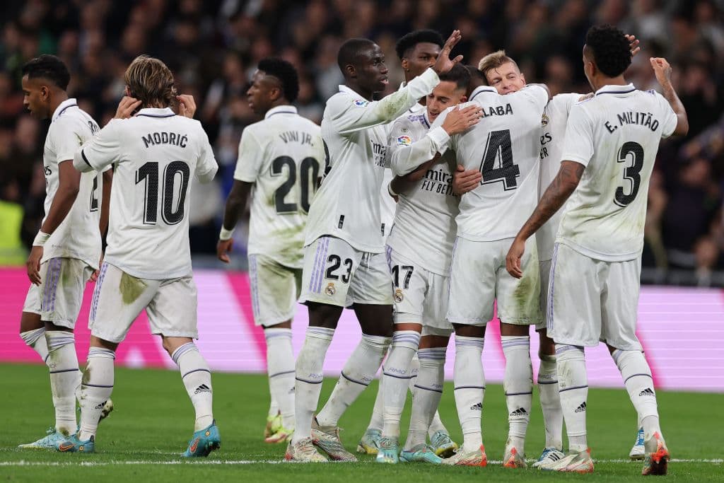 La celebración en el Real Madrid, después de que Militao rompió el cero a los 40 minutos. Los merengues se fueron con la victoria parcial al descanso.