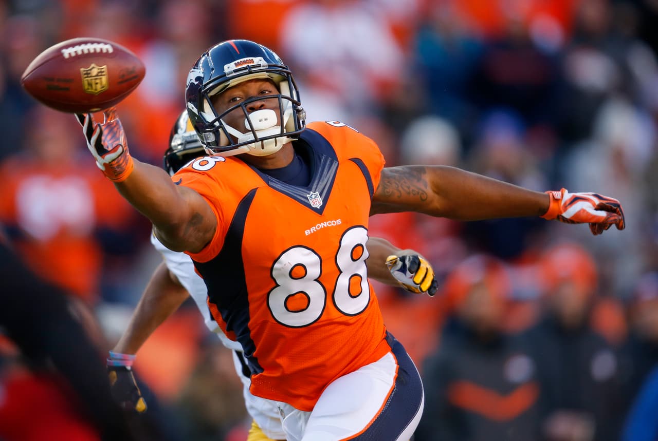 Demaryius Thomas no pudo quedarse con este envío de Manning.