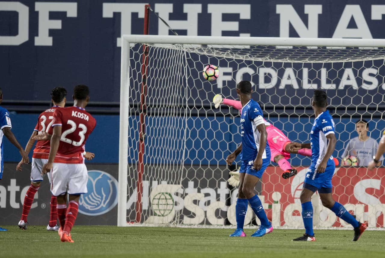 Dallas presionó aún más la portería defendida por Miguel Lloyd y fue el hispano centrocampista Kelly Acosta el que a los 56 minutos puso el 2-0 en el marcador.