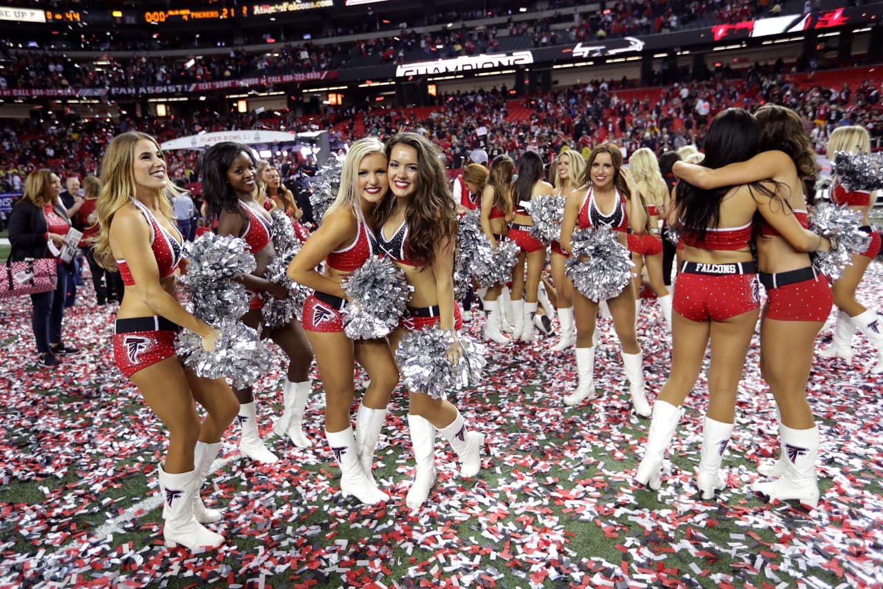 La belleza de las porristas, la alegría de los fanáticos, el colorido de las presentaciones y hasta la presencia de algunas celebridades le dieron el ingrediente perfecto a la fiesta del fútbol americano de NFL fuera de la competencia en la definición de los equipos, Atlanta Falcons y New England Patriots, que estarán en el Super Bowl.