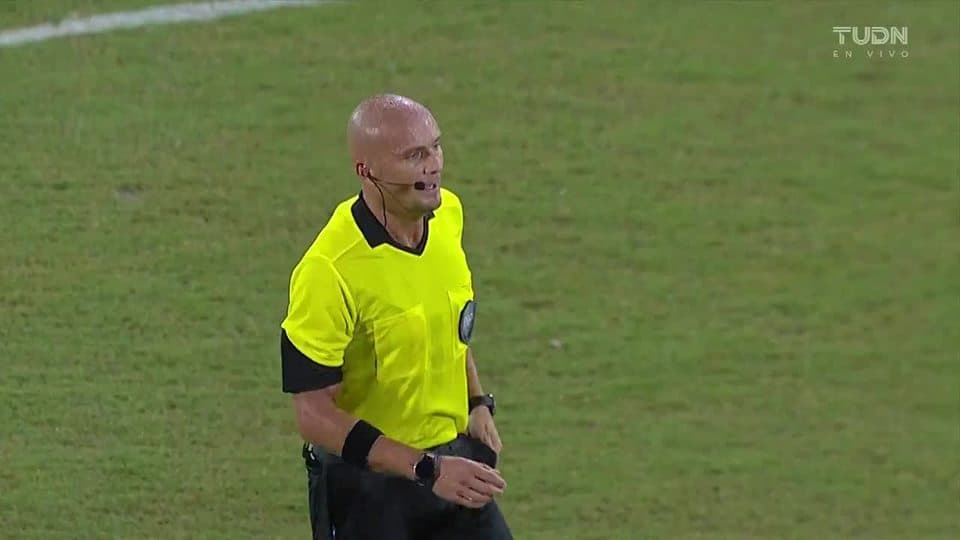 Se acabó el juego. El árbitro dio el silbatazo final.