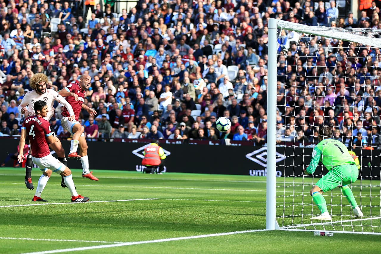 Al comienzo de la segunda mitad Marouane Fellaini tuvo el descuento con un certero cabezazo pero Fabianski respondió de gran manera con una atajada sobre la línea de gol.