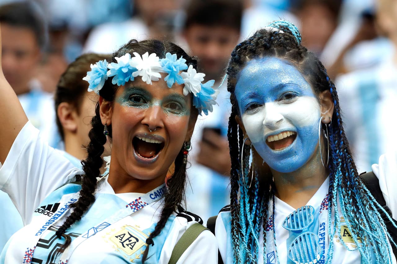 MUN40-10. SAN PETERSBURGO (RUSIA), 26/06/2018.- Aficionadas argentinas antes de inicio del partido Nigeria-Argentina, del Grupo D del Mundial de Fútbol de Rusia 2018, en el Estadio de San Petersburgo de San Petersburgo, Rusia, hoy 26 de junio de 2018 (RUSSIA SOCCER FIFA WORLD CUP, Nigeria, Argentina, Saint Petersburg). EFE/Juan Herrero [ATENCIÓN EDITORES: Sólo Uso editorial. Prohibido su uso en referencia con entidad comercial alguna. Prohibido su uso en alertas, descargas o mensajería multimedia en móviles. Las imágenes deberán aparecer como fotografías congeladas y no podrán emular la acción del juego mediante secuencias o fotomontajes. Ninguna imagen publicada podrá ser alterada, mediante texto o imagen superpuesta, en el caso de que (a) intencionalmente oculte o elimine el logotipo de un patrocinador o (b) añada y/o cubra la identificación comercial de terceras partes que no esté oficialmente asociada con la Copa Mundial de la FIFA.]