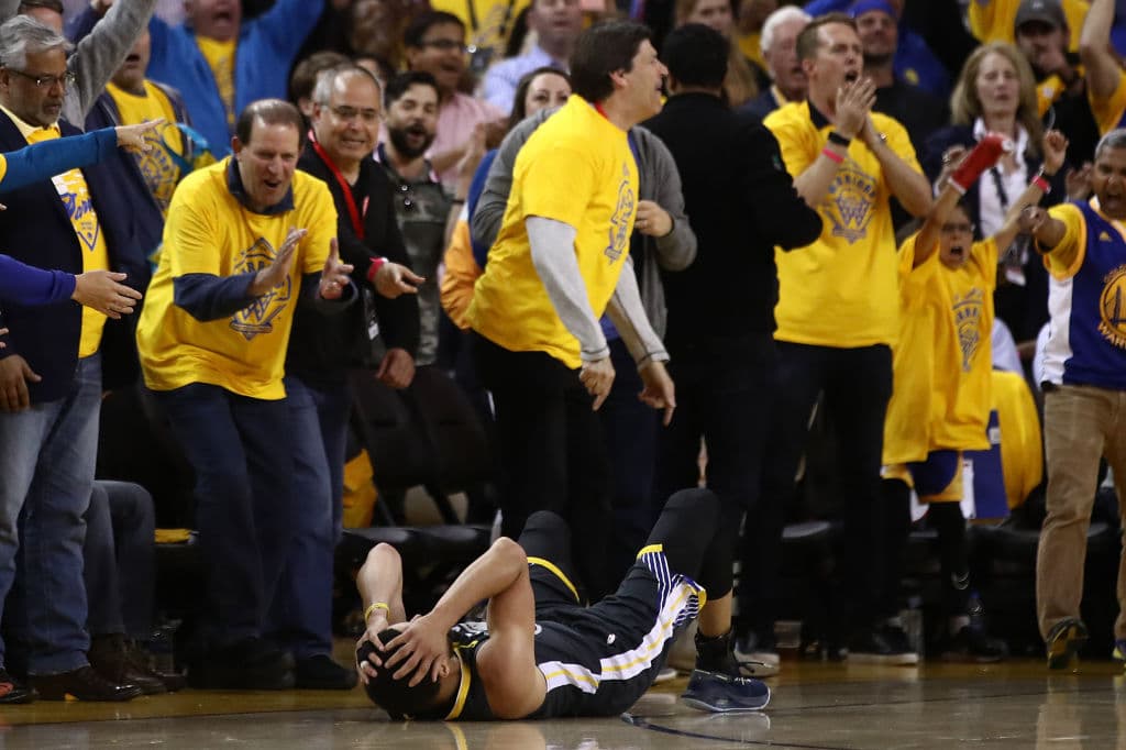 Con 37 Puntos Stephen Curry rescató de una posible derrota a los Golden State Warriors al llevarse el Juego 2 de la Final de la Conferencia del Oeste en Oracle Arena por 114-111 sobre unos Portland Trail Blazers que dieron un gran juego, pero que no fue suficiente para arrancarle la victoria a los campeones de la NBA. Tuvo Portland ventaja de 15 puntos al medio tiempo y de ocho en el cuarto periodo, pero todo se derrumbó para los visitantes.