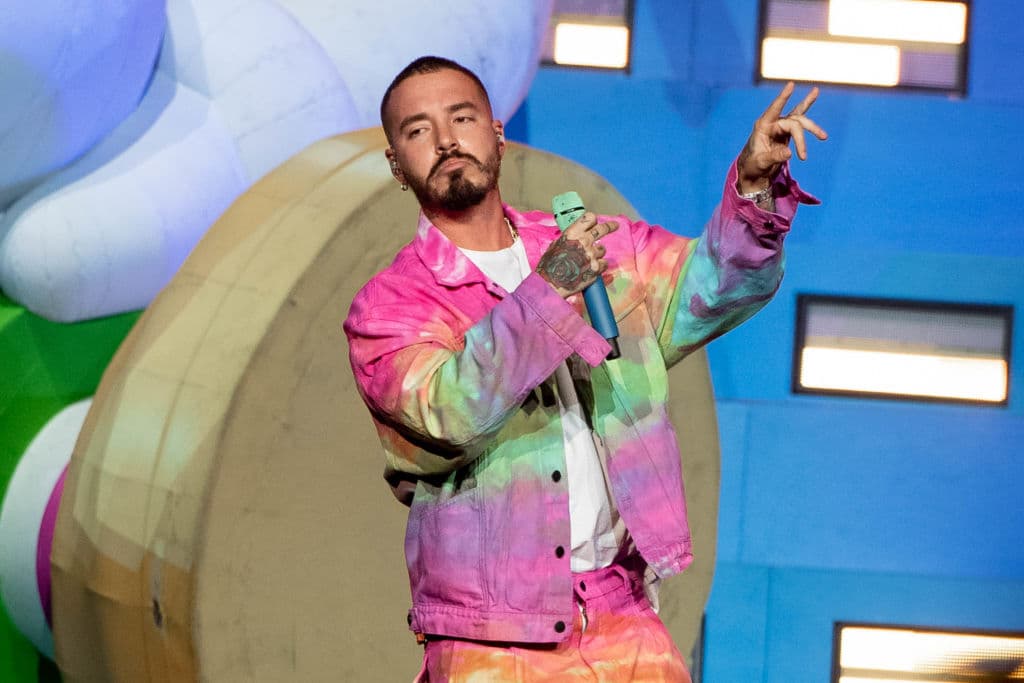 Además J Balvin tiene 59 millones de oyentes mensuales en Spotify y 27 millones de suscriptores en YouTube.