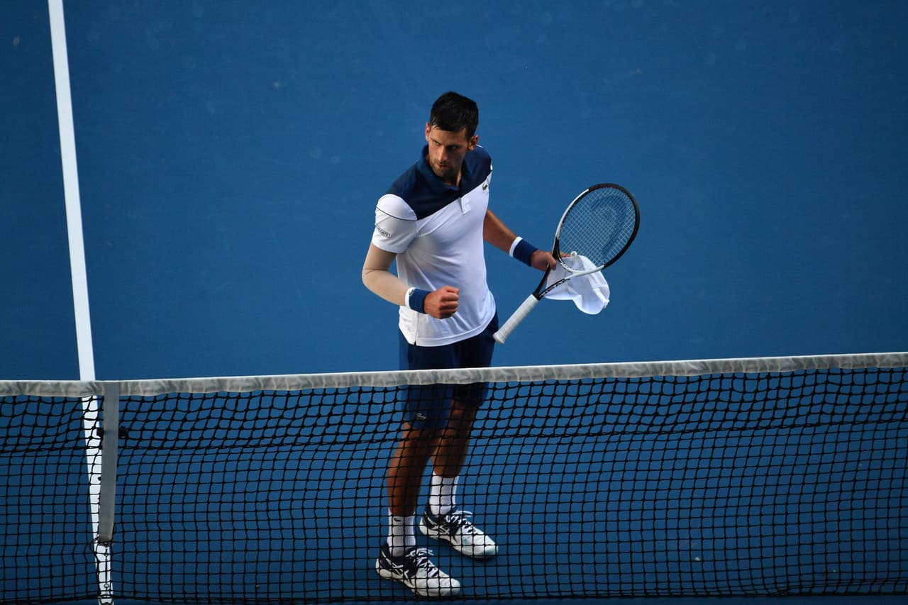 El serbio Novak Djokovic, seis veces ganador del Australian Open, certificó su presencia en la tercera ronda al remontar (4-6, 6-3, 6-1 y 6-3) ante el francés Gael Monfils.
