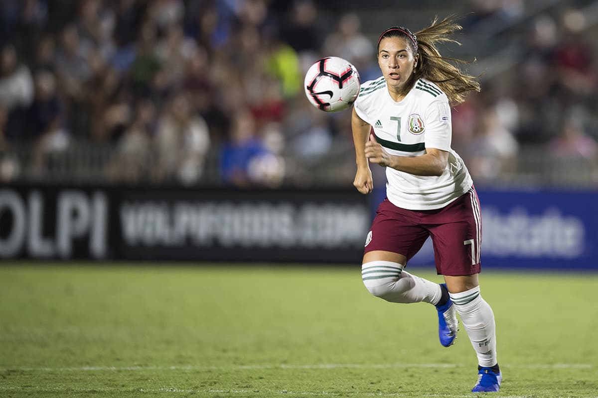 Nayeli Rangel en busca del balón para México.