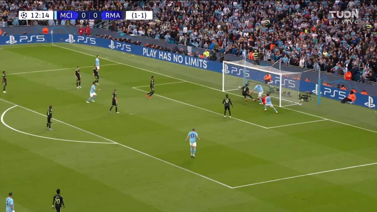 ¡TIRO ATAJADO! disparo por Erling Haaland.