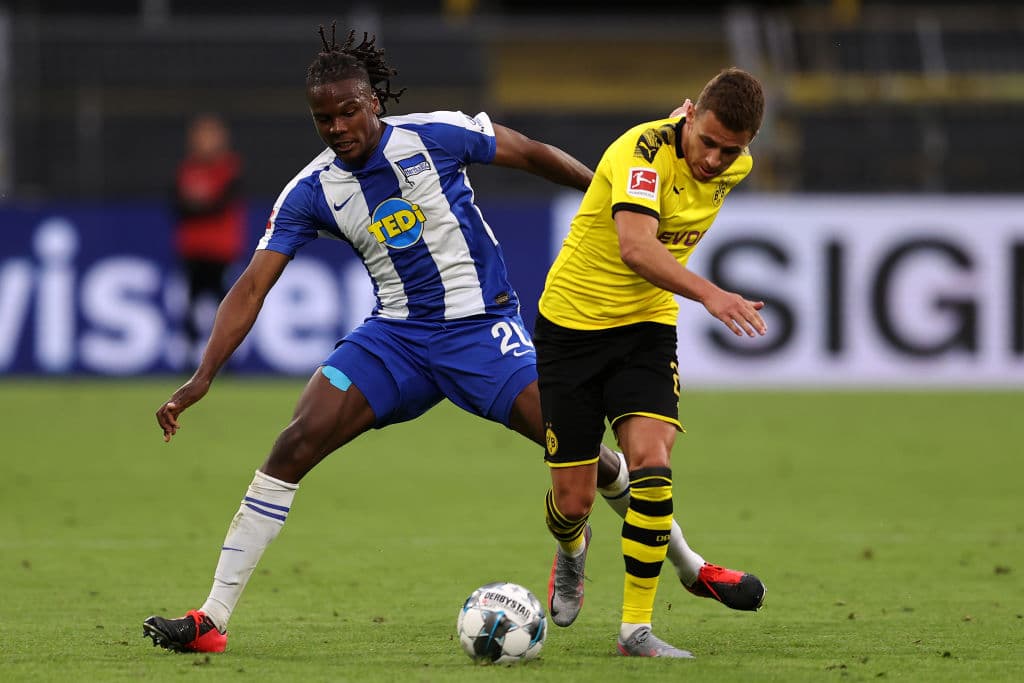 Thorgan Hazard se escapaba a toda velocidad por lo que Dedryck Boyata debe cometer la falta para frenarlo.