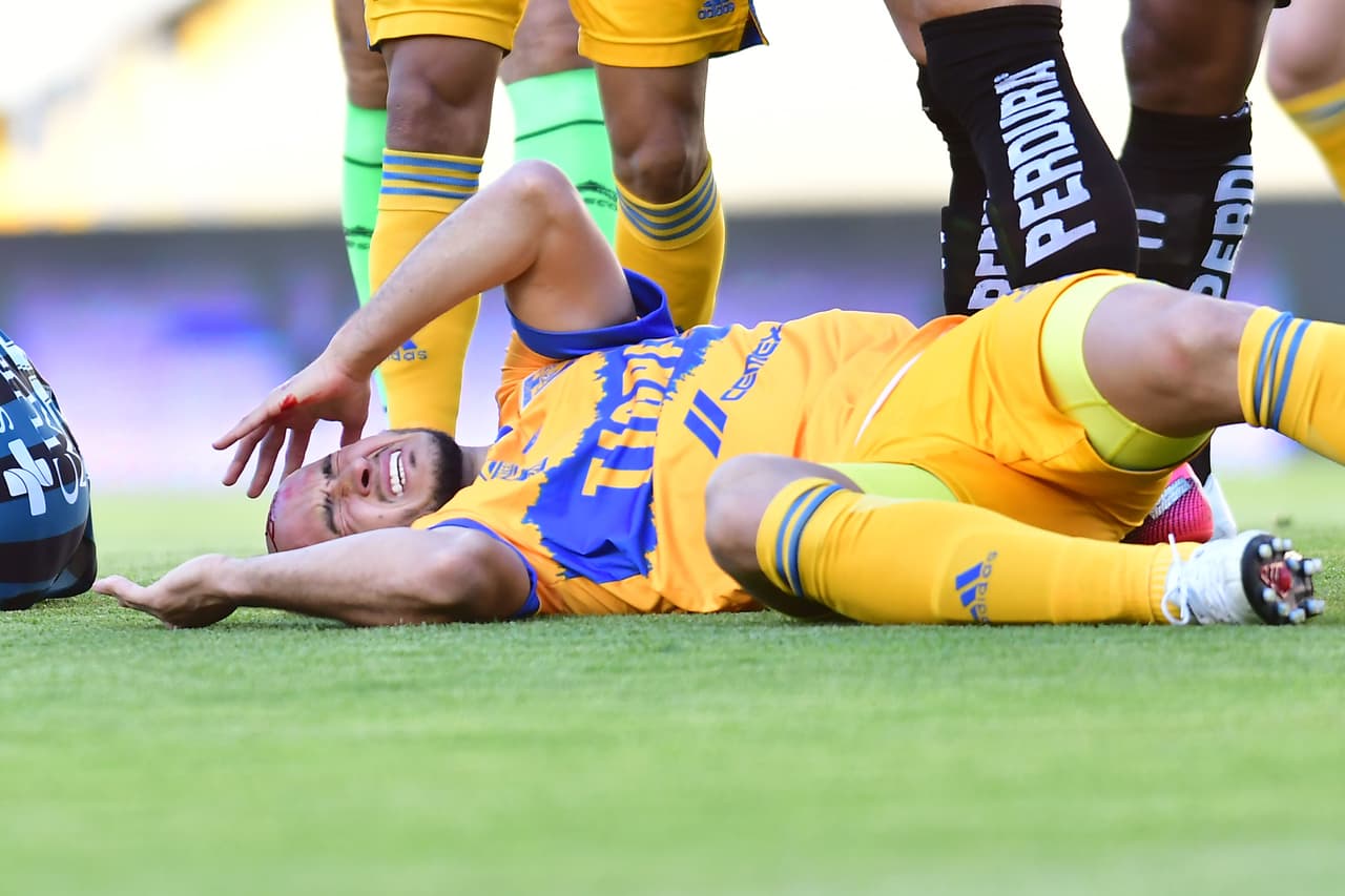 Carlos González se abre la cabeza tras fuerte impacto con un rival