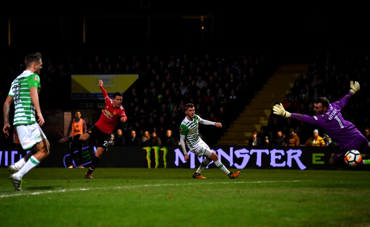 El español sacó este remate cruzado de pierna izquierda y superó al portero Krysiak para poner el 2-0 definitivo.