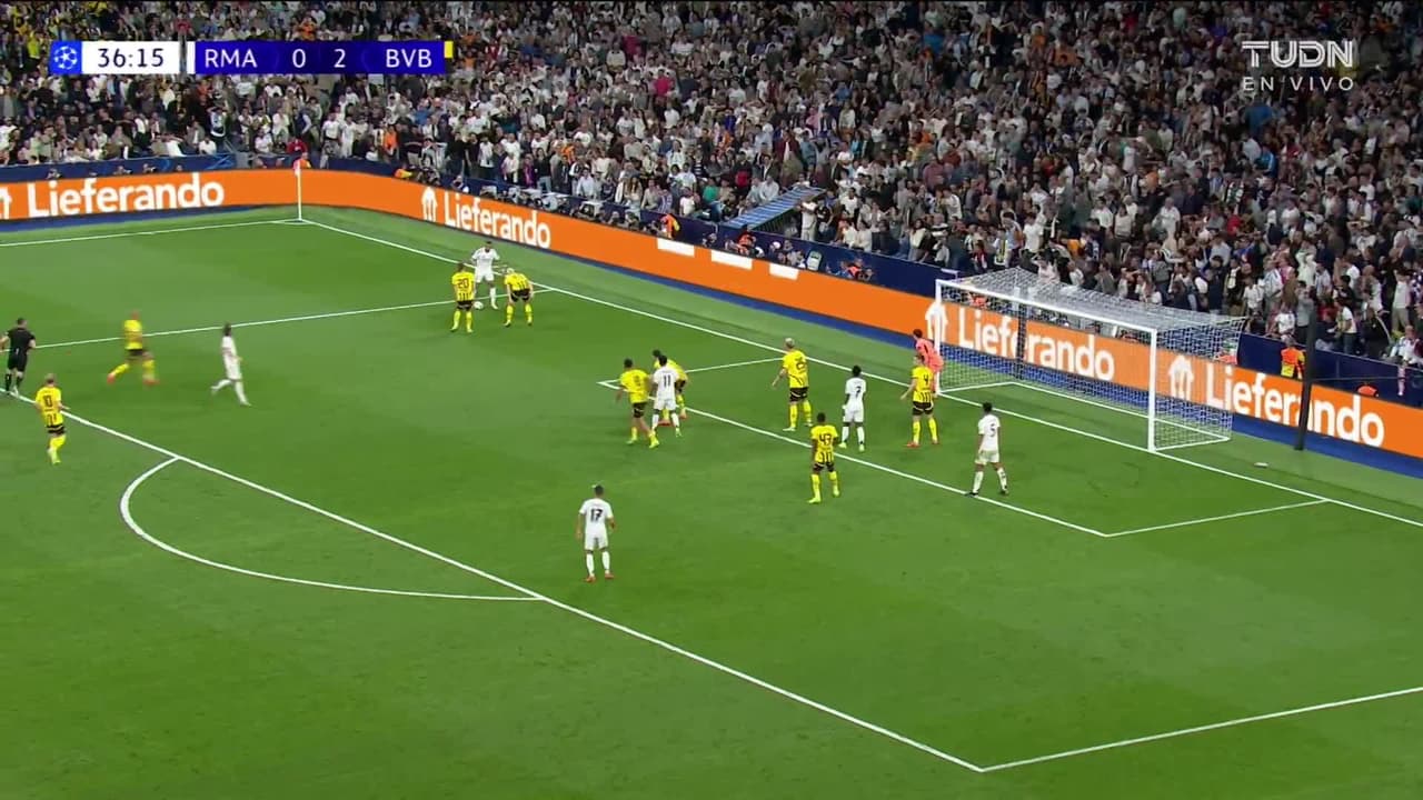 ¡CERCA! Jude Bellingham disparó que se estrella en el poste.