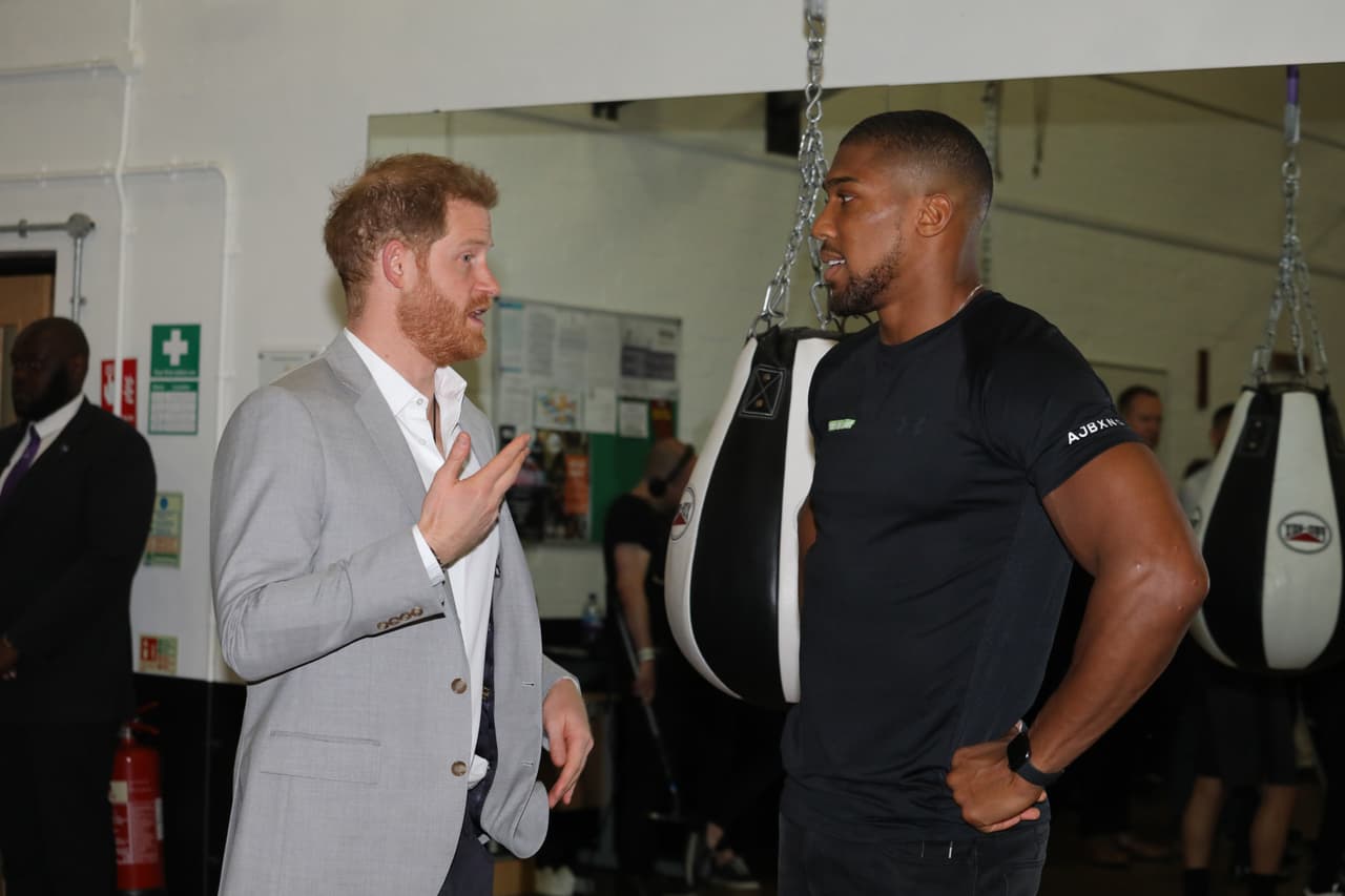 El pugilista Anthony Joshua se reunió con el Principa Harry en el evento 'Made by Sport', donde se le notó sonriente a pesar de su pérdida de títulos de peso completo contra el mexicano Andy Ruiz.