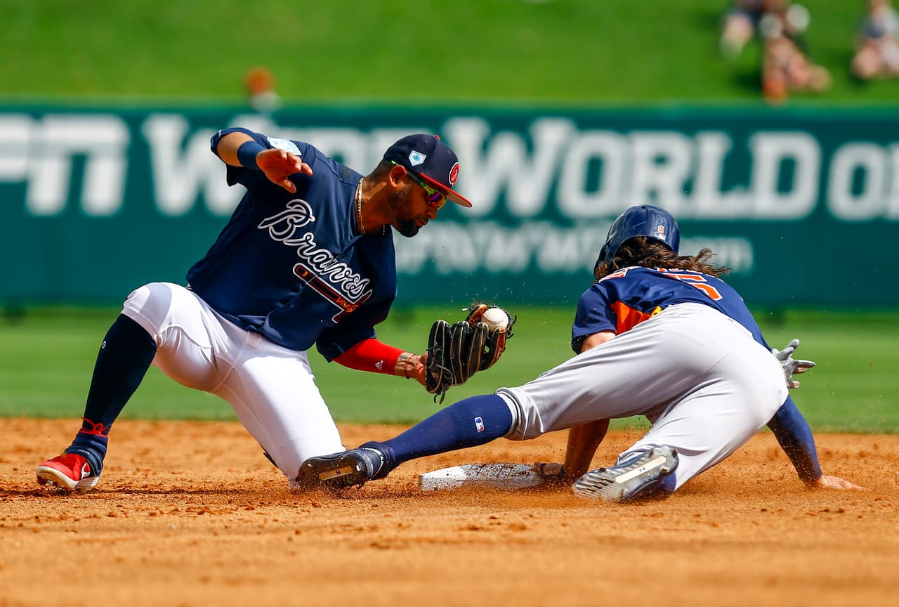 El center fielder de los Astros Jake Marisnick (6) llega quieto a segunda base en el juego ante los Atlanta Braves, cuyo segunda base Andrés Blanco (24) no puede tocarlo.