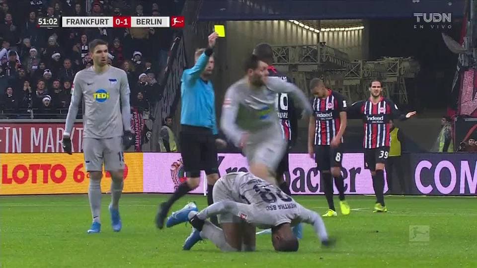 Tarjeta amarilla. El árbitro amonesta a Almamy Touré de Eintracht Frankfurt
