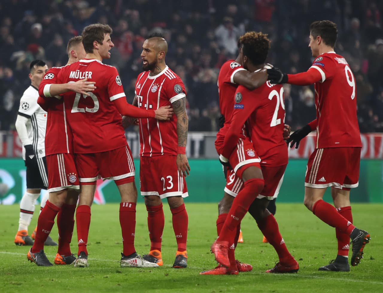 Los alemanes se fueron al descanso con la ventaja y con la disposición de su fortaleza como local.