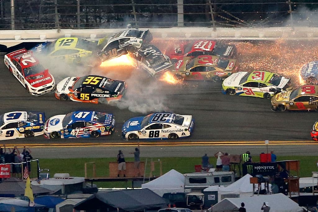 Impactantes imágenes de este choque que redujo a un puñado a los que finalizaron la carrera. Desafortunadamente, el mexicano Daniel Suárez (41) estuvo en medio del percance.