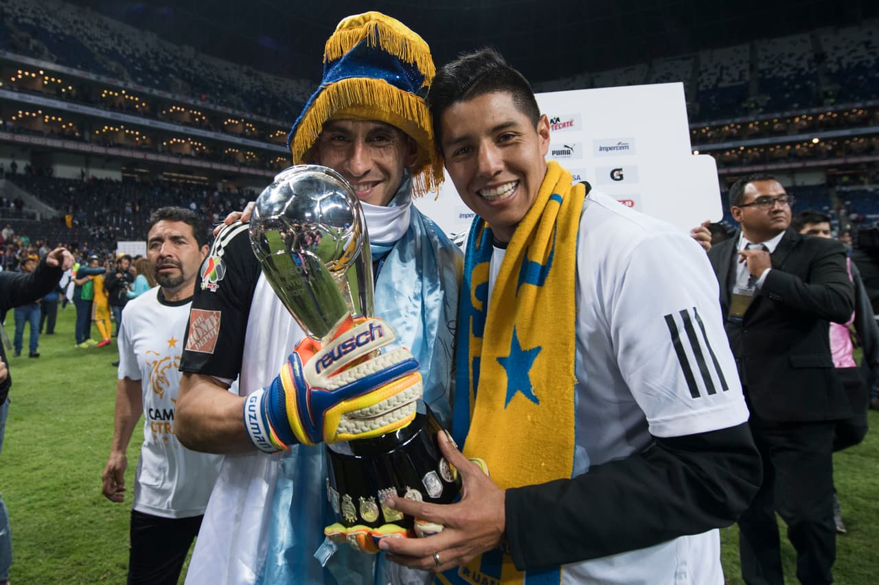 El portero argentino se vistió de manera extravagante durante los festejos de los universitarios. Además, la hizo de maestro de ceremonias en la Macroplaza.