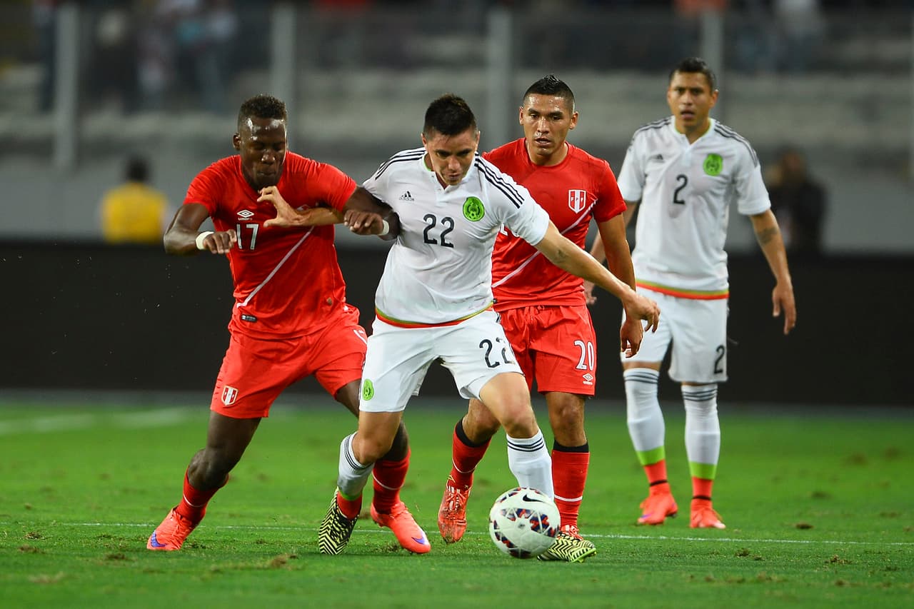 Velarde, CALIFICACIÓN 6: El lateral mexicano no lució por el costado izquierdo ya que no tuvo salida y no generó peligro alguno. Asimismo el Chispa perdió muchos balones en la zona baja que aprovechaban los peruanos.