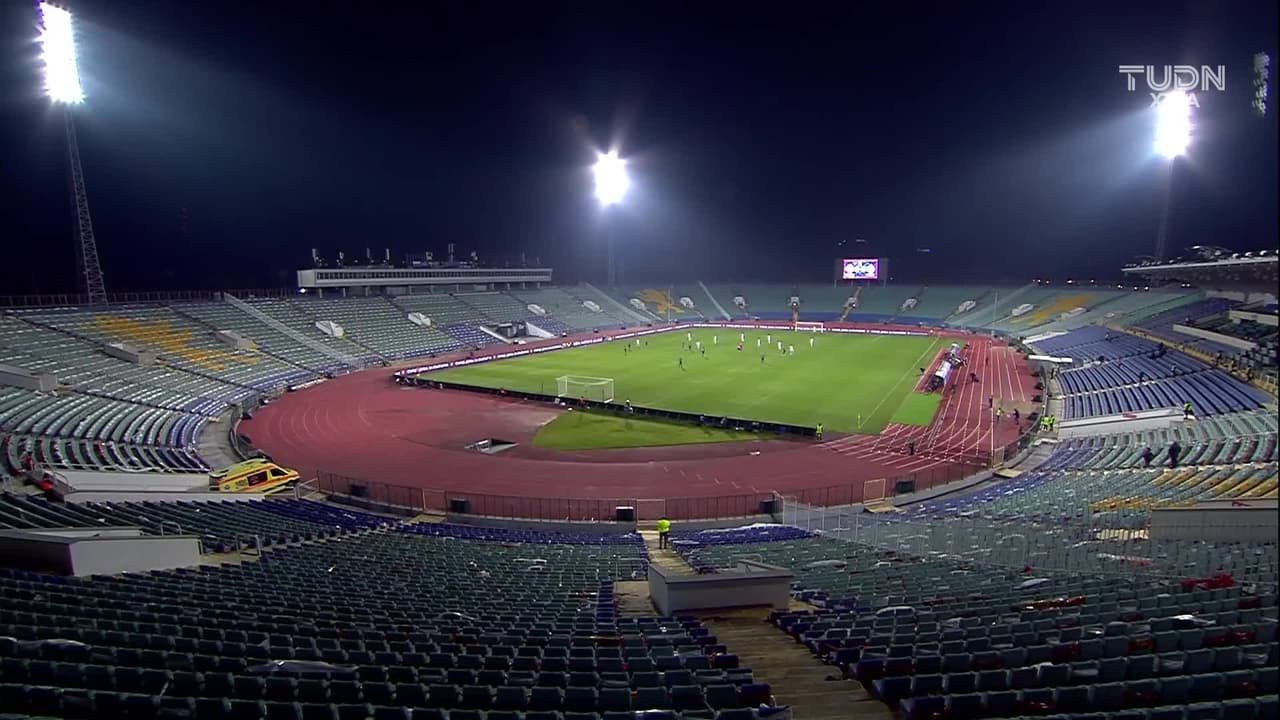 Arranca el partido y la pelota está en juego.