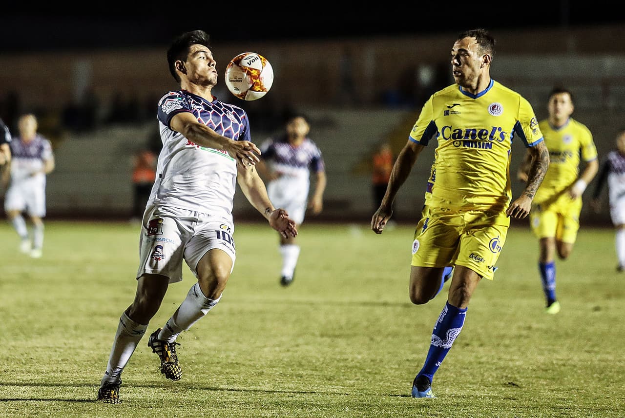 El equipo de los Cimarrones empezó buscando el gol que le pusiera toda la presión encima a los potosinos, pero no anduvieron finos los sonorenses desde comienzo.