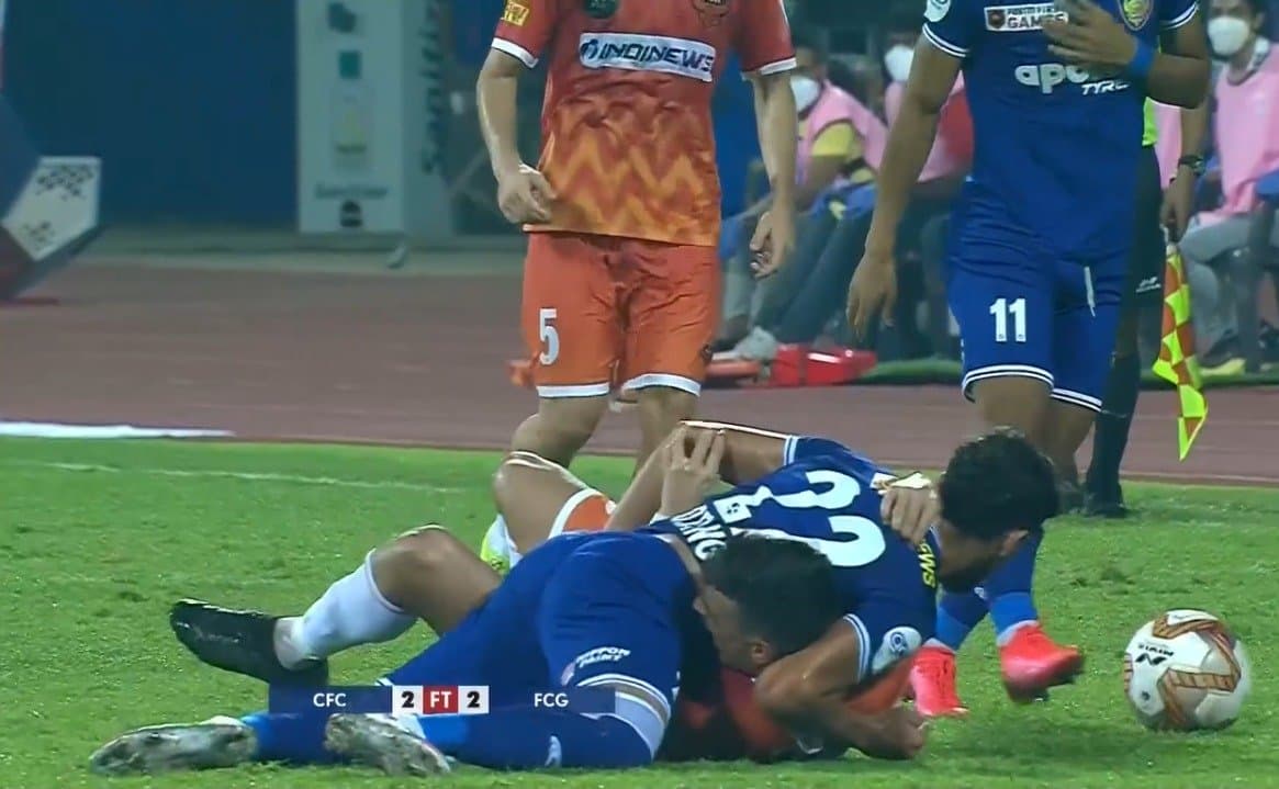 ¡Insólito! Jugador español muerde a rival en pleno juego