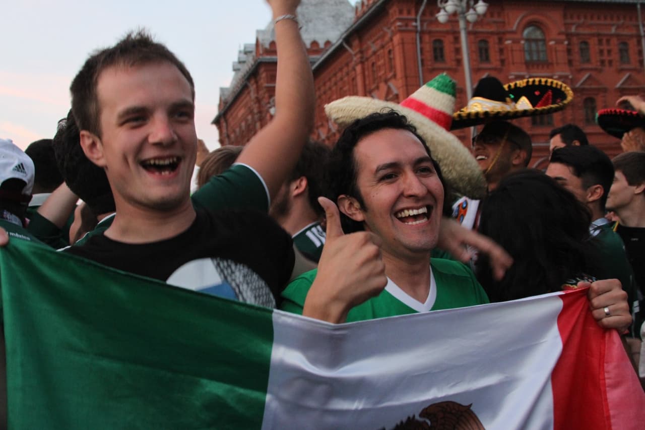 Tremendo jolgorio que armaron los aficionados mexicanos en la Plaza Roja en Moscú tras la gran victoria de la selección de México por 1-0 sobre Alemania. ¡Así festejaron! (Fotos: Ricardo Otero, enviado)