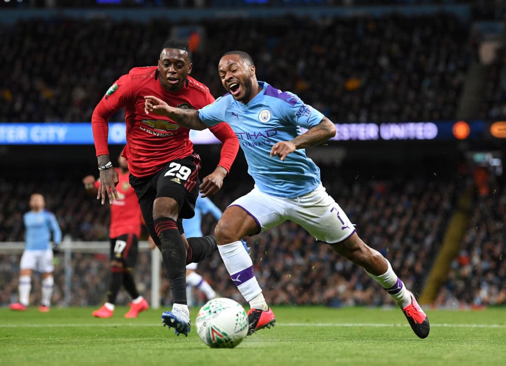 Raheem Sterling del Manchester City se enfrenta a Aaron Wan-Bissaka del Manchester United.