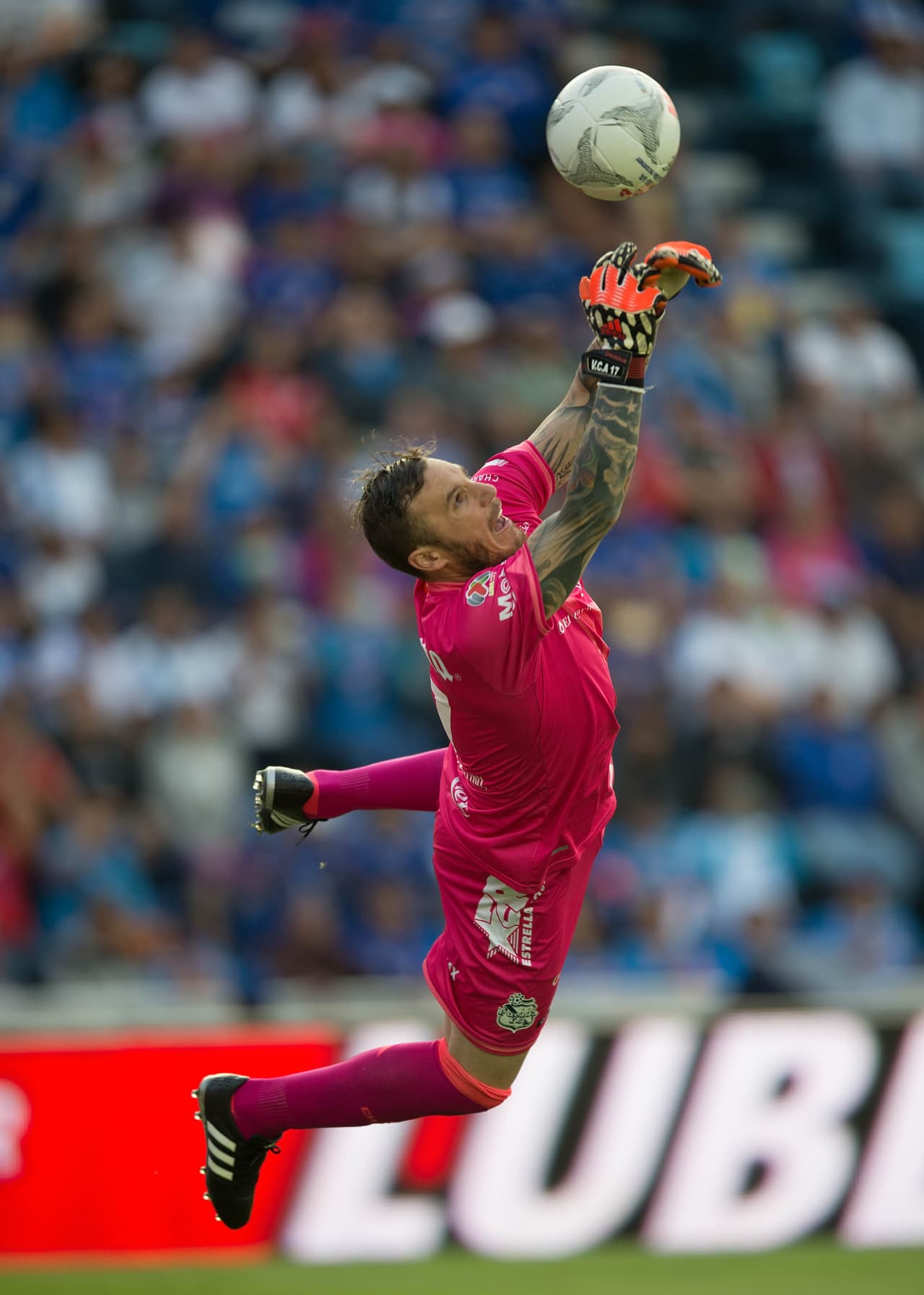 Cristian Campestrini, Puebla.- El arquero cometió una falta dentro del área, provocando un penal en los minutos finales del partido contra Cruz Azul, aunque para su buena fortuna, pudo adivinar el disparo de Vuoso para impedir la derrota y llevarse a casa 1 punto.
