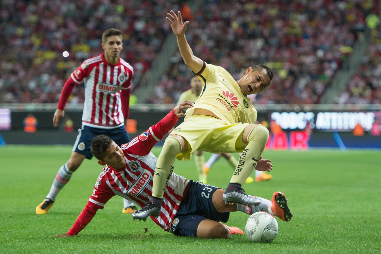 Carlos Cisneros, Chivas.- El defensor del Rebaño Sagrado perdió la cabeza durante el Clásico, ganandose el cartón rojo y dejando a sus compañeros con un hombre menos.